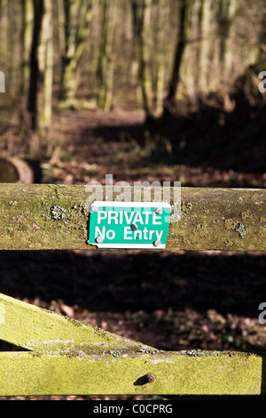 Pas d'entrée signe sur gate, Woodlands, Hertfordshire, England, UK Banque D'Images
