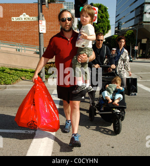 Russell Crowe laissant Euro cafe et marcher avec ses deux fils, Charles et Tennyson marcher dans Beverly Hills. Los Angeles, Banque D'Images