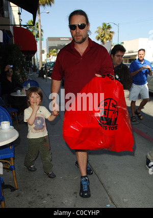 Russell Crowe laissant Euro cafe et marcher avec ses deux fils, Charles et Tennyson marcher dans Beverly Hills. Los Angeles, Banque D'Images