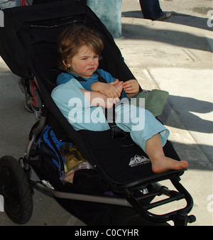 Russell Crowe laissant Euro cafe et marcher avec ses deux fils, Charles et Tennyson marcher dans Beverly Hills. Los Angeles, Banque D'Images