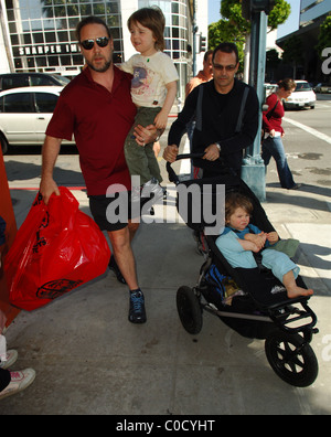 Russell Crowe laissant Euro cafe et marcher avec ses deux fils, Charles et Tennyson marcher dans Beverly Hills. Los Angeles, Banque D'Images