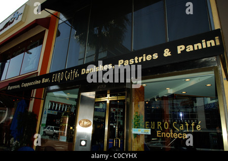 Russell Crowe laissant Euro cafe et marcher avec ses deux fils, Charles et Tennyson marcher dans Beverly Hills. Los Angeles, Banque D'Images