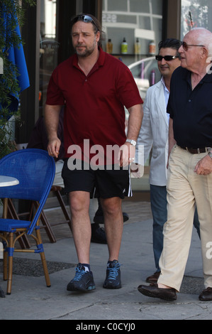 Russell Crowe laissant Euro cafe et marcher avec ses deux fils, Charles et Tennyson marcher dans Beverly Hills. Los Angeles, Banque D'Images