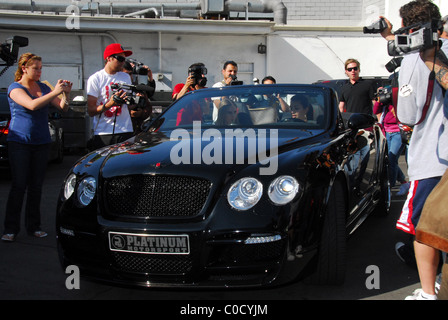 Kim Kardashian à boutiques boutique accessoires Kitson sur Robertson Boulevard et durs dans son nouveau cabriolet Bentley Los Banque D'Images