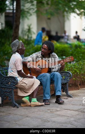 Vieille dame et l'homme chanter de la musique folklorique cubaine La Vieille Havane Cuba Banque D'Images