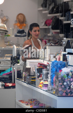 Kim Kardashian à boutiques boutique accessoires Kitson sur Robertson Boulevard à Los Angeles, Californie - 22.04.08 Banque D'Images