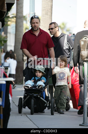 Russell Crowe passe la journée avec ses fils à Beverly Hills, Los Angeles, Californie - 22.04.08 Rinzin Chophel Banque D'Images