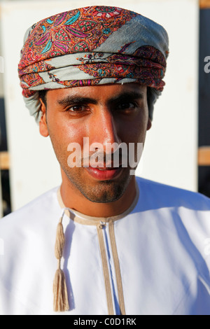Un Omanais tour guide porte le costume national tout en menant une visite de Mascate, Oman. Banque D'Images