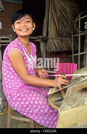 Elk134-4177 Vietnam, Mekong Delta, jeune femme roulant d'encens Banque D'Images