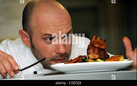 Chef cuisinier Alvaro Monter met la dernière main à l'un de ses plats sur la carte Banque D'Images