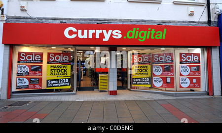 Vente panneaux dans la fenêtre d'un magasin numérique Currys à Worthing Banque D'Images