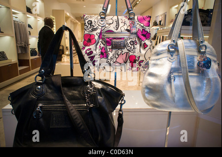 Dans l'entraîneur sacs pavot stocker dans le Time Warner Center à New York le dimanche 20 février, 2011. (© Richard B. Levine) Banque D'Images