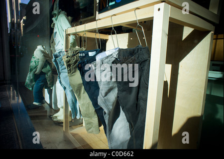 Vêtements en jean et jean sur afficher dans la fenêtre d'un magasin Gap à New York Banque D'Images