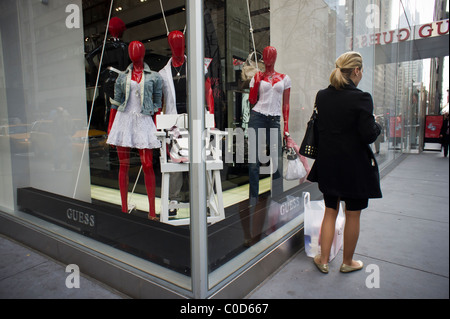 Imagine, la création de tendances jeans détaillant, ouvre son nouveau flagship sur la Cinquième Avenue à New York Banque D'Images