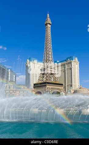 Les fontaines d'eau et à l'extérieur de l'arc-en-ciel l'hôtel Bellagio avec Paris hôtel derrière la Strip, Las Vegas Boulevard South, Las Vegas Banque D'Images