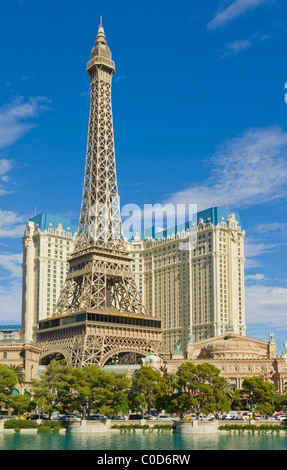 Lac de l'eau à l'extérieur de l'hôtel Bellagio Bellagio avec Paris hôtel derrière la Strip, Las Vegas Boulevard South, Las Vegas Banque D'Images