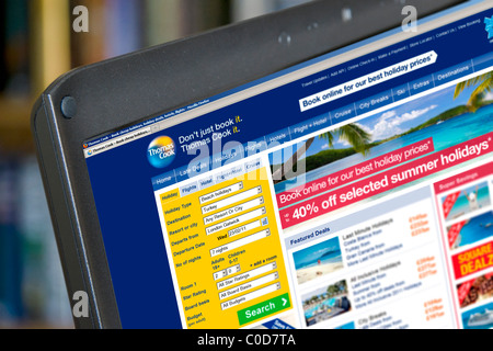 La navigation sur le site web de Vacances Thomas Cook, UK Banque D'Images