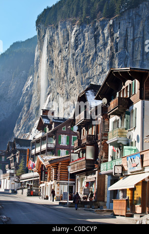 Rond à Lauterbrunnen avec cascade Staubbach Berner Oberland, Suisse Banque D'Images