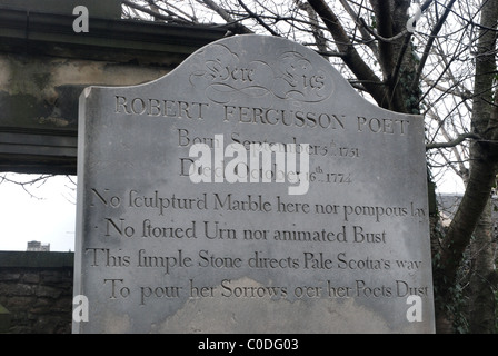 Pierre tombale du poète Robert Fergusson (1750-74) dans Canongate Kirkyard, payés et comportant une inscription par Robert Burns. Banque D'Images