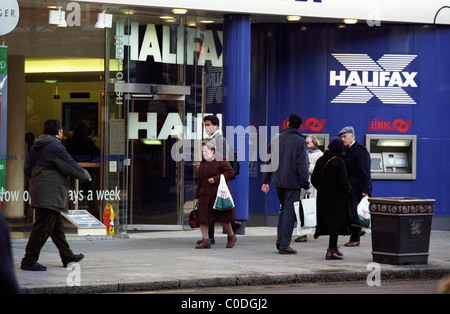 Les gens qui passent la Halifax Building Society à Kensington West London Banque D'Images