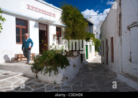 Homme grec provenant d'une boucherie dans la ville de Lefkes, sur l'île de Paros Cyclades grecques. Banque D'Images