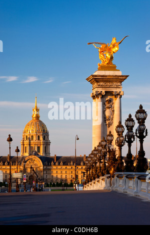 Vue sur le Pont Alexandre III de l'Hôtel des Invalides - l'hôpital des anciens combattants historique et lieu de sépulture de Napoléon, Paris France Banque D'Images