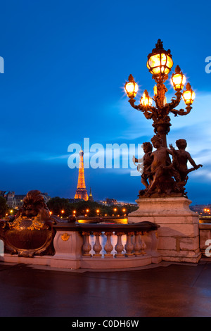 Lampadaire sur le Pont Alexandre III sur la Seine avec la Tour Eiffel au-delà, Paris France Banque D'Images