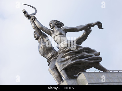 Travailleur et Kolkhozienne (ferme collective) Fille monument, conçu par Vera Mukhina, Moscou, Russie Banque D'Images