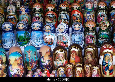 En bois traditionnelles Poupées russes Babouchka sur la vente au marché Izmaylovo, Moscou, Russie Banque D'Images