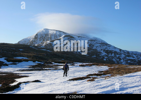 Randonneur sur l'approche de Stob a'Dromore West Mheadhoin. Banque D'Images