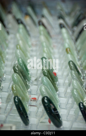 Myanmar (Birmanie), aka Yangon. Scott (alias marché Bogyoke Aung San Market). Jade bijoux traditionnels. Banque D'Images