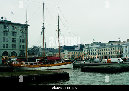 Bateaux ancrés dans le port ,la vie quotidienne,Helsinki Finlande Banque D'Images