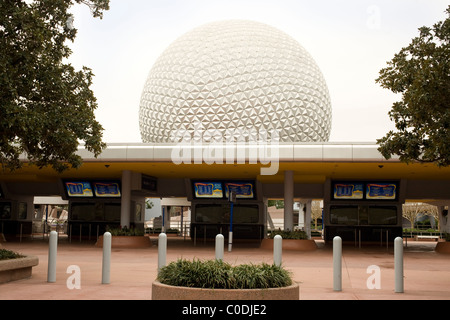 Le vaisseau spatial terre très reconnaissable sphère géodésique vu à l'entrée du parc à thème Epcot Disney World, Orlando, Floride. Banque D'Images