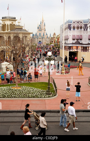 Main Street, USA comme vu à partir de la gare dans le parc à thème Magic Kingdom de Disney World à Orlando, en Floride. Banque D'Images