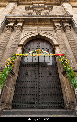 Porte de la Catedral Metropolitana (Cathédrale Métropolitaine) décoré de guirlandes de fleurs et de fougère, Guadalajara, Mexique. Banque D'Images