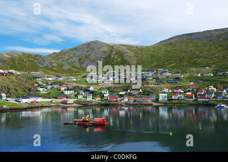 Green hill avec pêche à la ville sur le côté de fjord, Mageroya. Banque D'Images