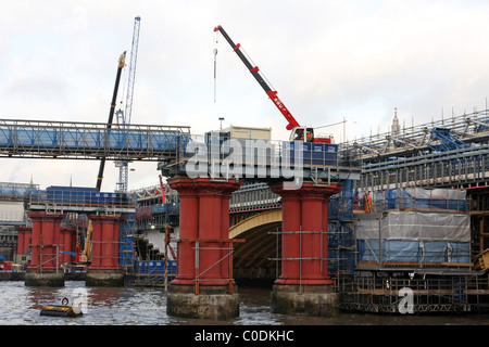 La construction du nouveau pont ferroviaire de Blackfriars sur la Tamise à Londres, Angleterre Banque D'Images