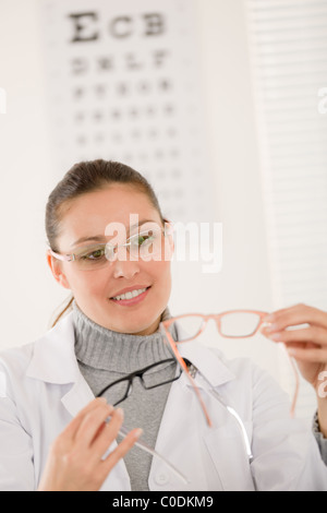 Femme médecin opticien avec verres de prescription et l'œil Banque D'Images