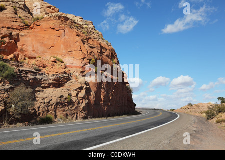 Les magnifiques routes américaines dans le désert de red rock. Banque D'Images