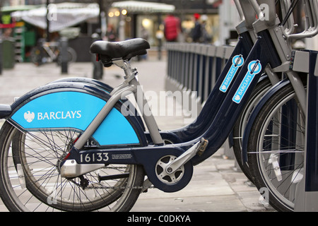 Deux vélos dans un rack vide près de cycles dans le London cycle hire scheme Banque D'Images