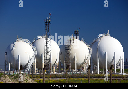 Réservoirs de stockage sphérique blanc à une usine pétrochimique Banque D'Images