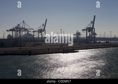 Soir vue d'un port de conteneurs industriels avec des grues et des conteneurs à l'arrière-plan Banque D'Images