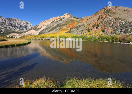 Montagnes couvertes de buissons orange et jaune se reflètent dans les lacs Banque D'Images
