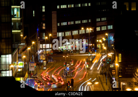 Des boutiques et des bureaux dans le centre-ville de Leeds, Yorkshire de nuit UK Banque D'Images