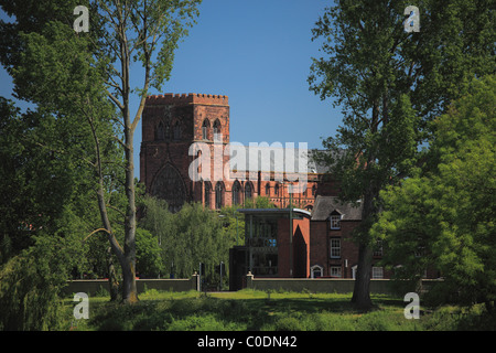 Voir l'abbaye de Shrewsbury de vu de Coleham à la passerelle de l'autre côté de la rivière Severn Banque D'Images