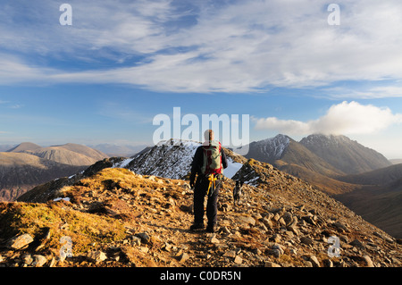 Walker sur la crête de Beinn Dearg Mheadhonach sur l'île de Skye, Hébrides, Highlands, Scotland Banque D'Images