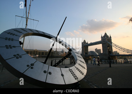 Garde-temps par Wendy Taylor & Tower Bridge, St Katherine's Dock, London, UK. Banque D'Images