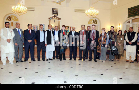 Photo de groupe du Sind Ministre en chef, Syed Qaim Ali Shah avec délégation du PNUD a dirigé par Helen Clark au cours de réunion à CM House Banque D'Images