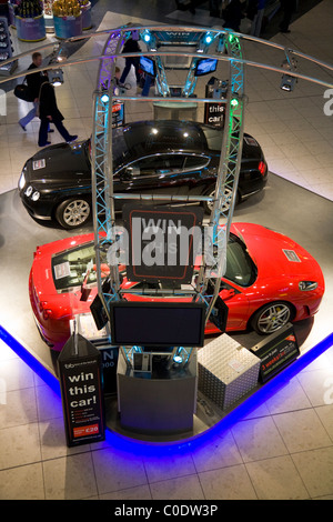 Stand de la concurrence pour une voiture de luxe super tirage au sort dans la salle d'embarquement du terminal sud. L'aéroport de Gatwick. Londres. UK. Banque D'Images