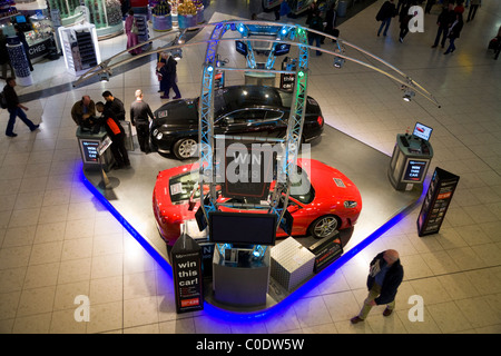 Stand de la concurrence pour une voiture de luxe super tirage au sort dans la salle d'embarquement du terminal sud. L'aéroport de Gatwick. Londres. UK. Banque D'Images